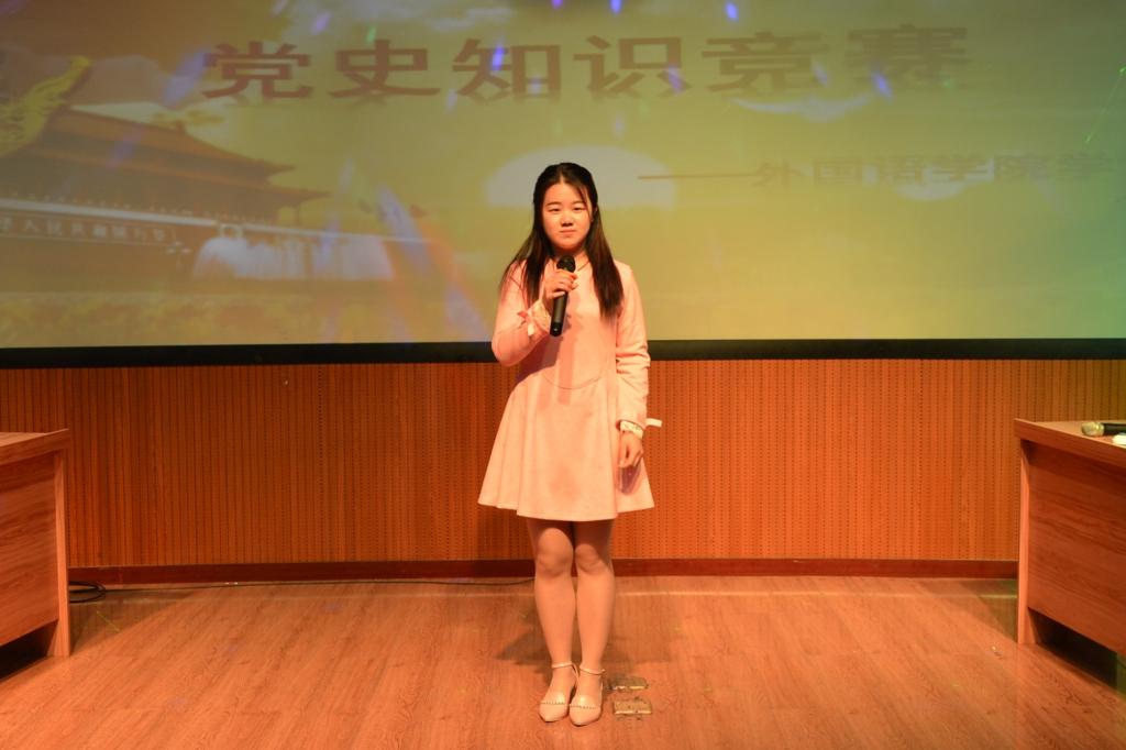 崔紫文同学为大家献唱《映山红》