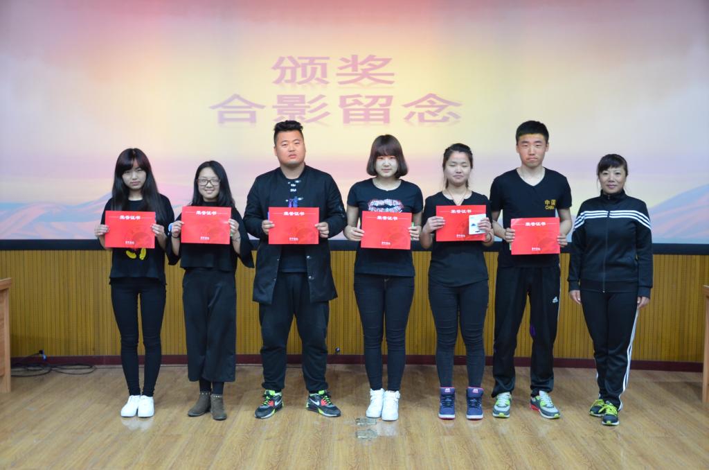 图为一等奖团队