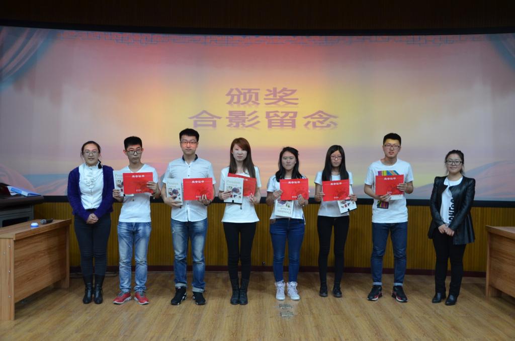 图为二等奖团队