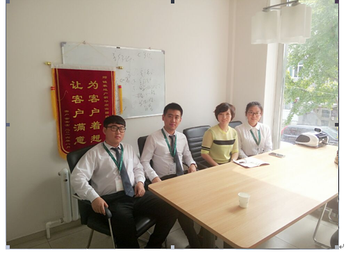 与实习学生进行座谈