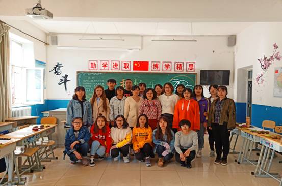 班主任贯丽丽老师带领2018级英翻同学们庆祝中秋